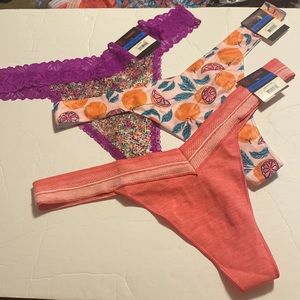 💜 Bundle of 3 pairs Women’s No Boundaries  V-Thong Panties